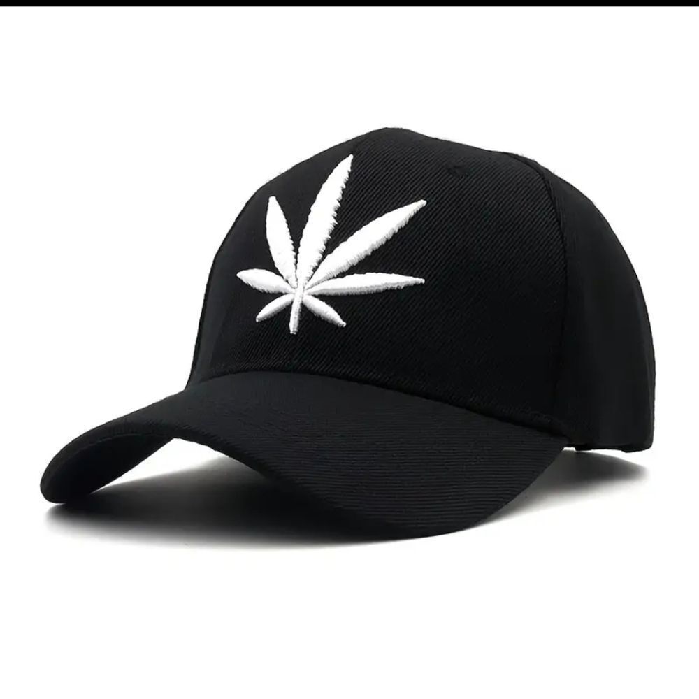 Stay Stylish and Protected with this Camouflage Embroidered Baseball Cap - Perfe